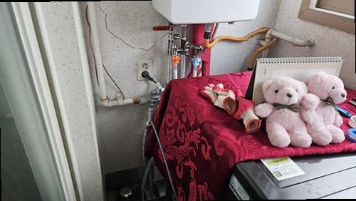 누수탐지 보수 후 난방 배관 압력과 작동 상태를 확인하는 모습