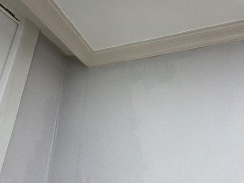 누수탐지 아파트 천장 얼룩과 주변 벽면의 수분 상태를 확인하는 모습