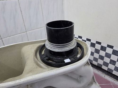 누수탐지 수도 계량기와 누수 점검 기록을 함께 확인하는 모습
