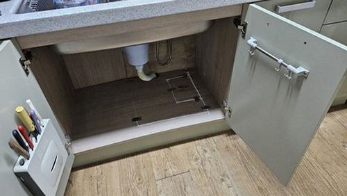 누수탐지 하부장 배관 이음부 점검 장면