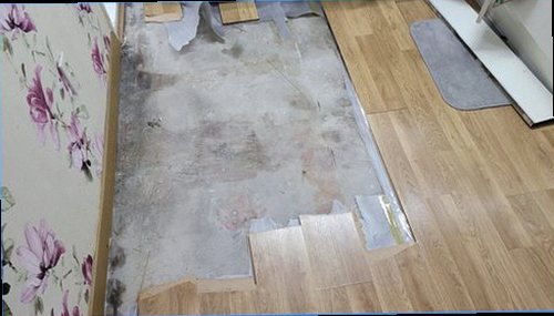 의정부 누수탐지 난방 설비 주변 바닥의 습기와 변색을 확인하는 모습