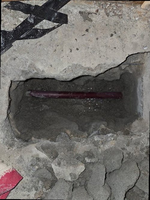 누수탐지 천장 얼룩이 생긴 실내 벽면 점검 장면