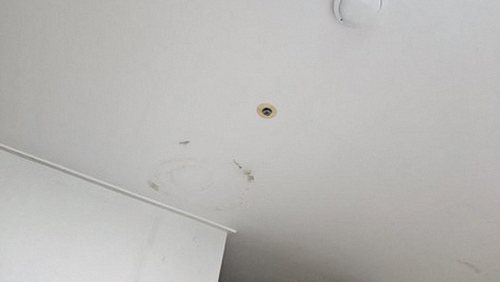 누수탐지 보수 완료 후 천장 마감 상태 확인 장면