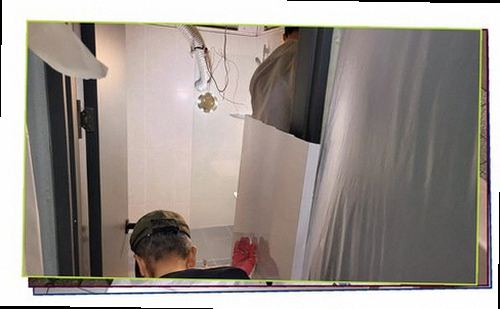 권선구 누수탐지 천장 누수 흔적과 주변 습기 상태를 확인하는 모습