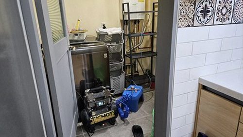 누수탐지 보수 후 베란다 벽과 바닥의 건조 상태를 비교하는 모습
