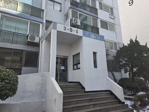 누수탐지 실내 누수 흔적과 점검할 주변 위치를 확인하는 모습