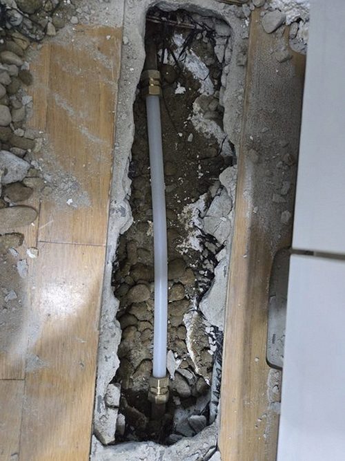 누수탐지 보수 후 배관 주변과 마감면의 상태를 다시 확인하는 모습