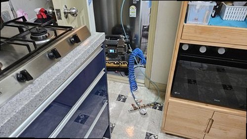 누수탐지 베란다 바닥과 창틀 주변의 물기 및 얼룩 확인