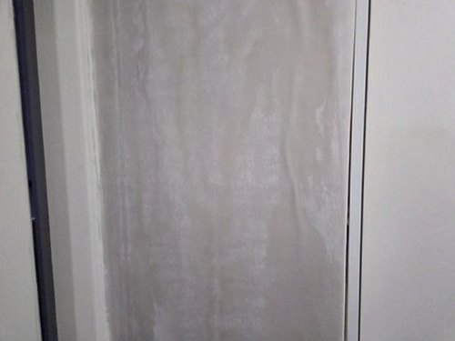 누수탐지 바닥 이음새 주변을 점검하는 측정 장면