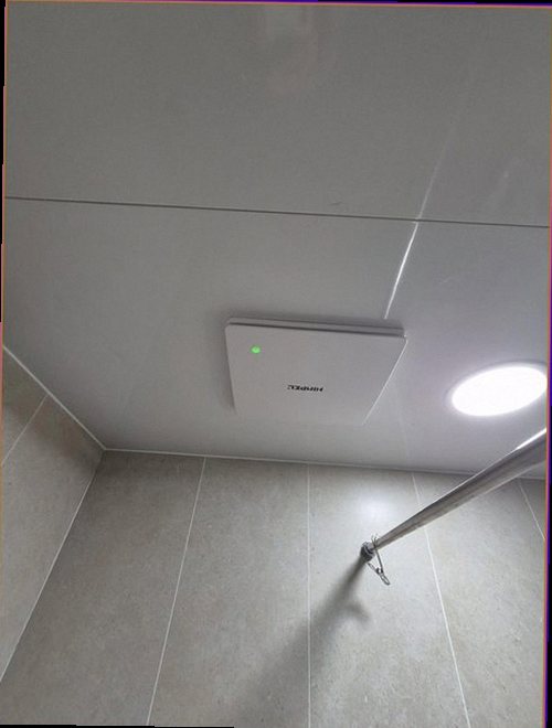 팔달구 누수탐지 화장실 벽면과 바닥에 나타난 누수 흔적을 확인하는 모습