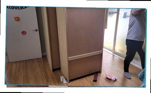 단원구 누수탐지 바닥 가장자리 변색과 걸레받이 들뜸이 나타난 실내 점검 현장