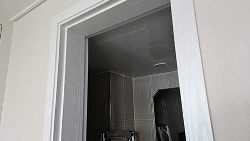 누수탐지 벽지 모서리에 번진 얼룩 상태를 확인하는 점검 장면