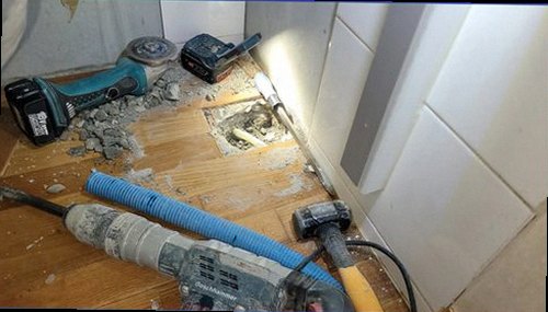 상록구 누수탐지 욕실 벽면과 바닥의 수분 분포를 비교 측정하는 장면