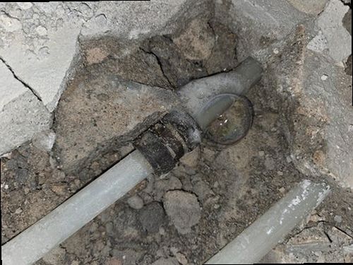 누수탐지 누수 보수 후 배관 연결부와 주변 마감 상태를 확인하는 모습