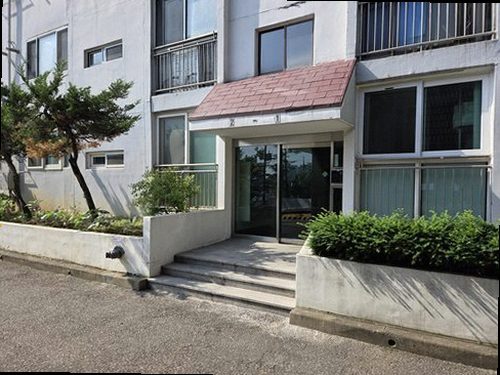 누수탐지 천장 얼룩이 번진 아파트 거실 천장 점검 장면