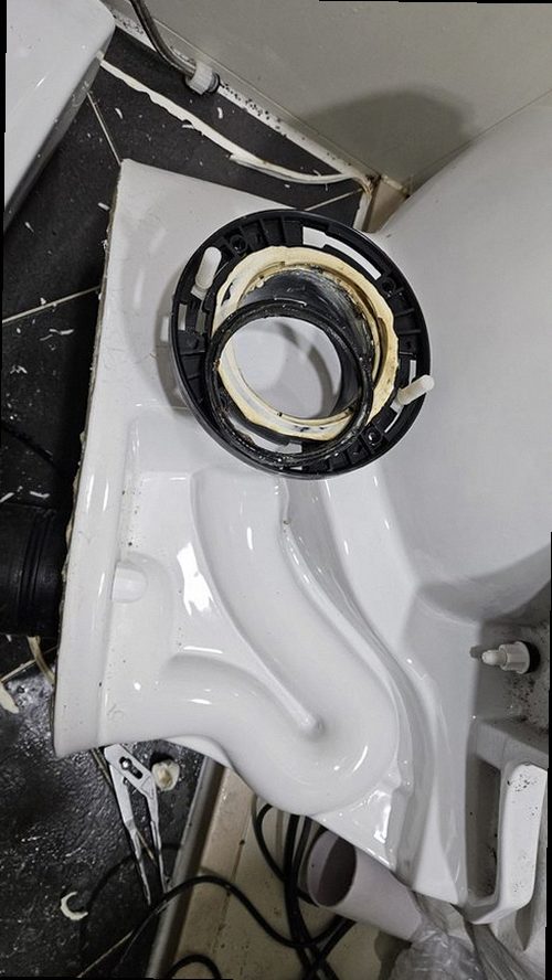 누수탐지 욕실 바닥 줄눈 주변 물자국이 관찰되는 장면