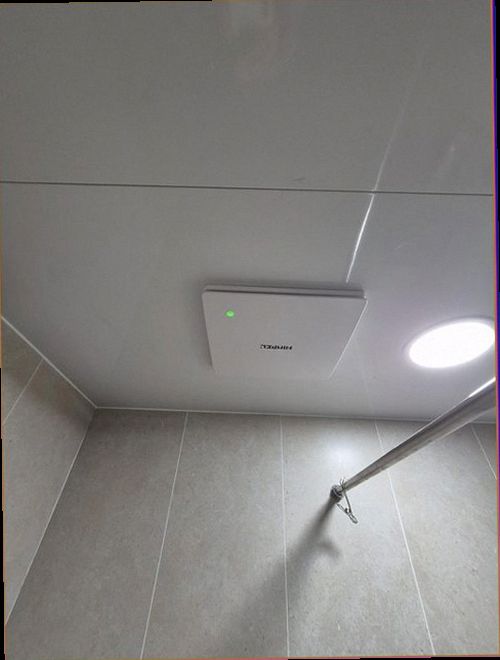 강화군 누수탐지 수분 측정 결과를 기록하고 누수 원인을 비교하는 모습