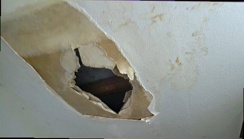 계양구 누수탐지 누수 의심 부위와 주변 마감 상태를 확인하는 현장 점검 모습