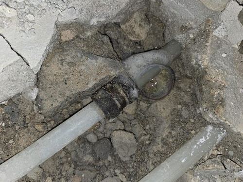 누수탐지 젖은 바닥과 계량기 상태를 확인하는 점검 장면