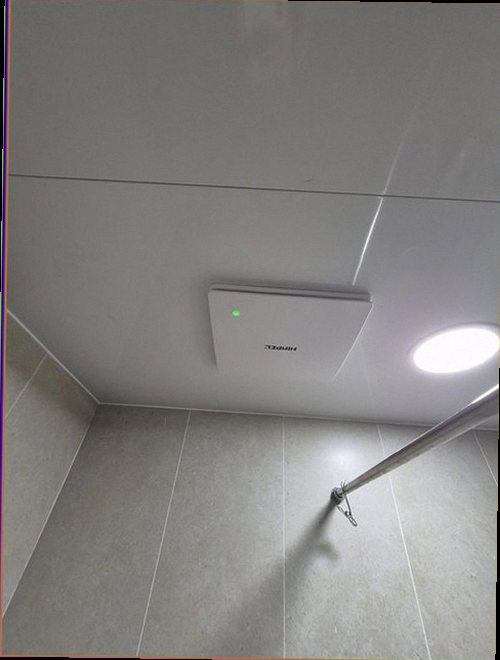 누수탐지 배관 보수 후 주변을 정리하고 물 공급 상태를 확인하는 모습