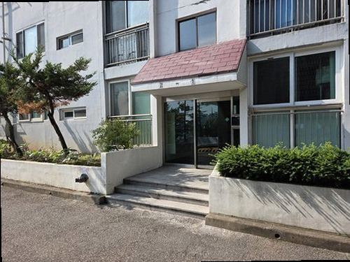누수탐지 벽지 번짐 범위와 벽면 접합부를 확인하는 현장 점검 모습