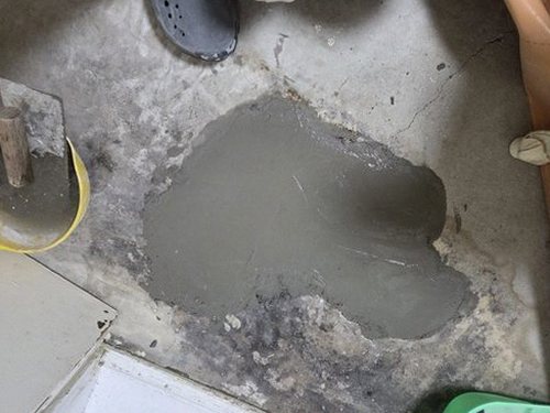 누수탐지 벽지 변색 범위와 주변 습기를 확인하는 점검 장면
