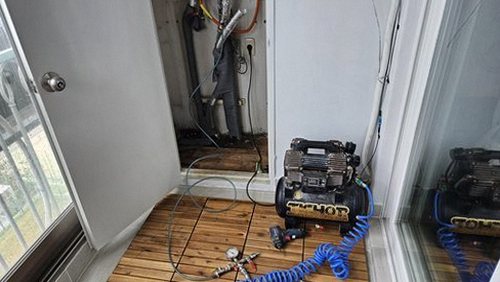 누수탐지 빌라 욕실 하부 배관 점검 흔적을 기록하는 장면