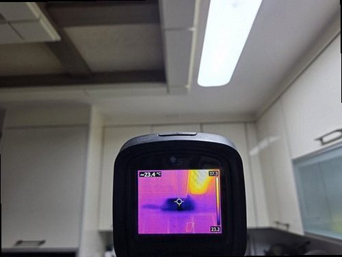 누수탐지 하부장 내부 배관 연결부와 목재 얼룩 상태를 비교한 점검 장면