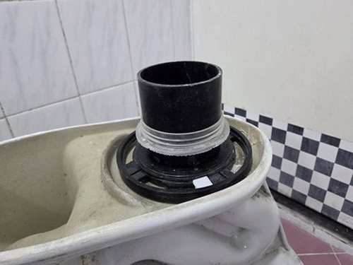 누수탐지 욕실 배관 점검 장면