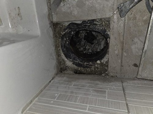 누수탐지 화장실의 배관 연결부와 바닥 틈을 차례로 살피는 점검 장면