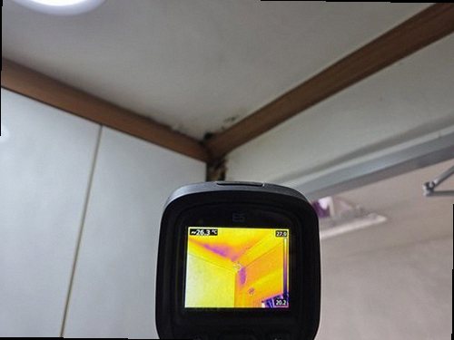 누수탐지 보강 공사 후 천장 모서리의 건조 상태를 비교한 사진