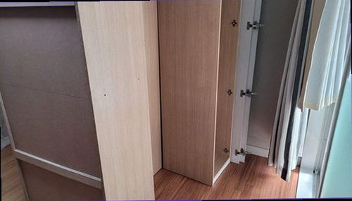 분당구 누수탐지 벽면과 바닥의 누수 흔적을 확인하는 모습