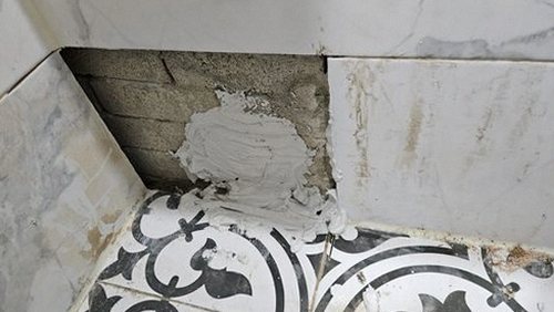 누수탐지 점검 결과와 보수 범위를 기록하는 모습