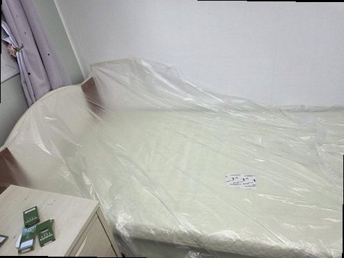 누수탐지 누수 점검 전 세탁기 배수 연결부와 벽면 상태를 기록하는 모습