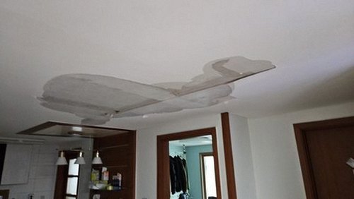누수탐지 배관 점검 장비를 설치하는 모습