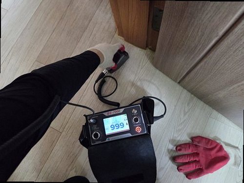 누수탐지 수분 측정 장비로 벽면 상태를 확인하는 현장 점검