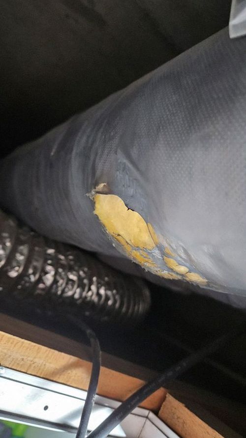누수탐지 측정 장비로 배관 압력과 바닥의 수분 반응을 확인하는 모습