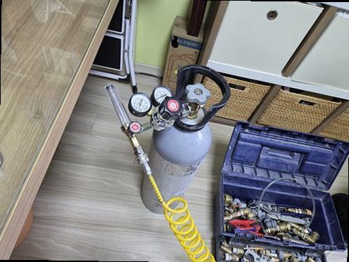 서대문구 누수탐지 벽과 바닥의 수분 흔적 및 배관 주변을 확인하는 점검 과정