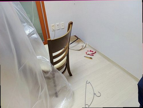 누수탐지 마른 휴지로 배관 연결부의 추가 물기 여부를 확인하는 장면