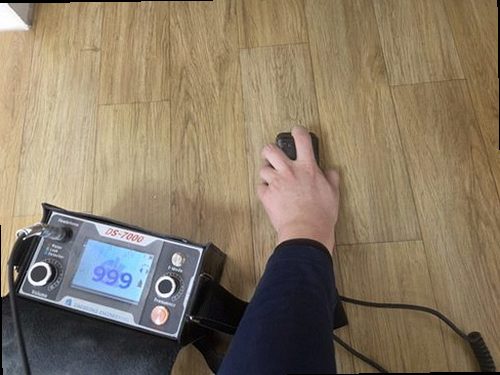 누수탐지 배관 압력 시험 장비를 설치해 점검하는 모습