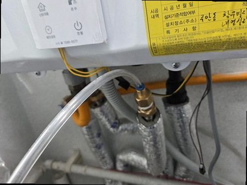 누수탐지 보일러 배관 압력 게이지를 점검하는 작업 장면