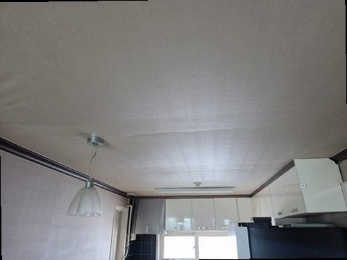 누수탐지 처치 후 배관 교체 구간과 바닥 상태를 비교하는 장면