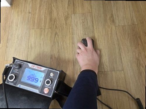 중원구 누수탐지 벽과 천장에 나타난 습기 흔적을 점검하는 모습