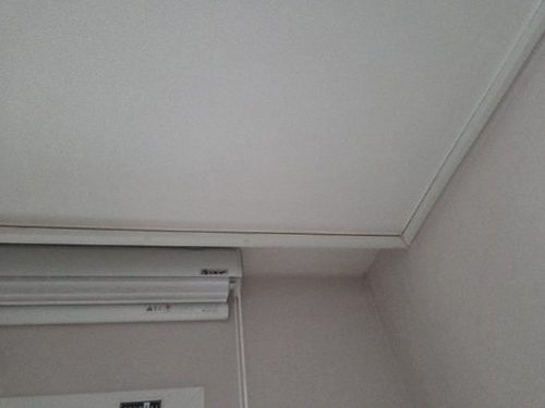누수탐지 거실 천장 얼룩을 점검하는 모습