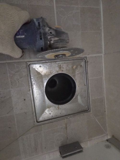 누수탐지 탐지 결과를 바탕으로 보수 범위와 점검 항목을 확인하는 장면