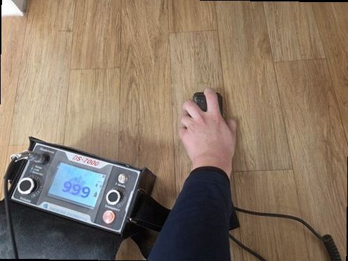 누수탐지 배관 압력 시험 장비를 점검하는 작업 장면