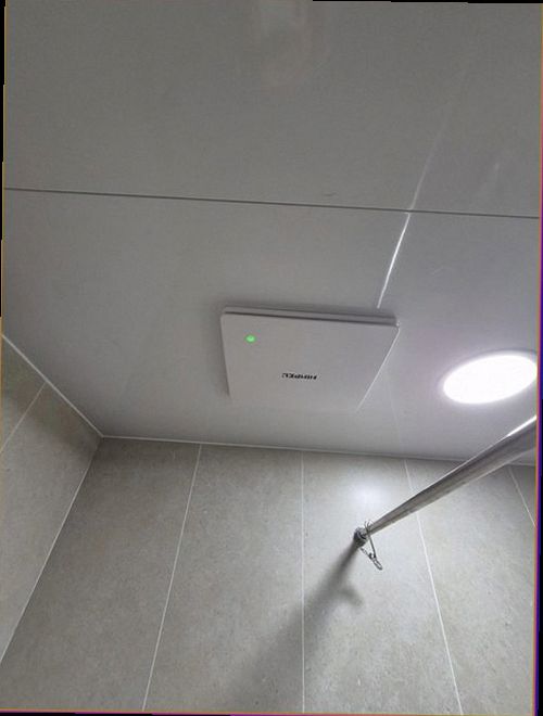 도봉구 누수탐지 계량기와 벽면 습기 상태를 확인하는 모습