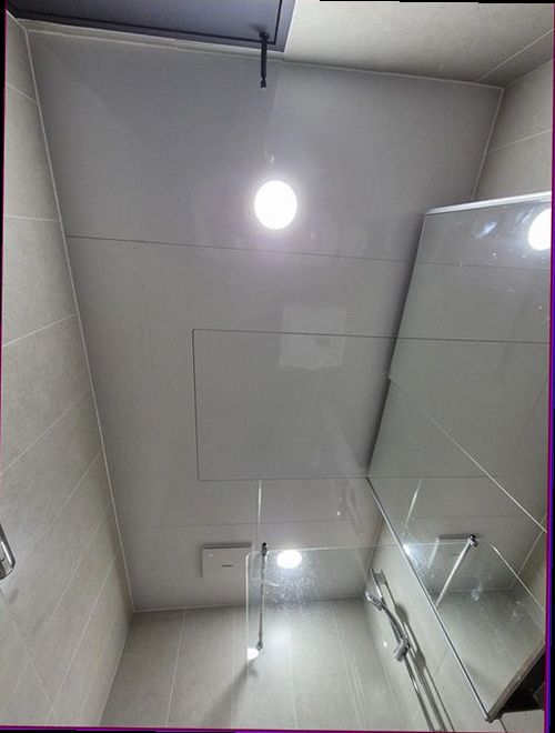 도봉구 누수탐지 싱크대 하부장의 습기와 변색 흔적을 확인하는 현장