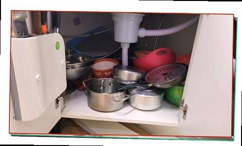 마포구 누수탐지 배관과 외벽 접합부의 수분 상태를 측정하는 장면