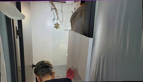 성북구 누수탐지 천장과 벽면에 나타난 누수 흔적을 확인하는 모습